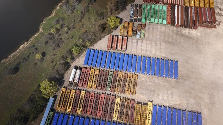 containers novos e usados sendo vistos por um drone